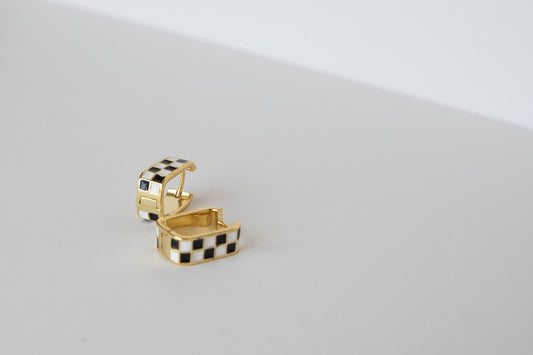 Checkmate Oval Huggies